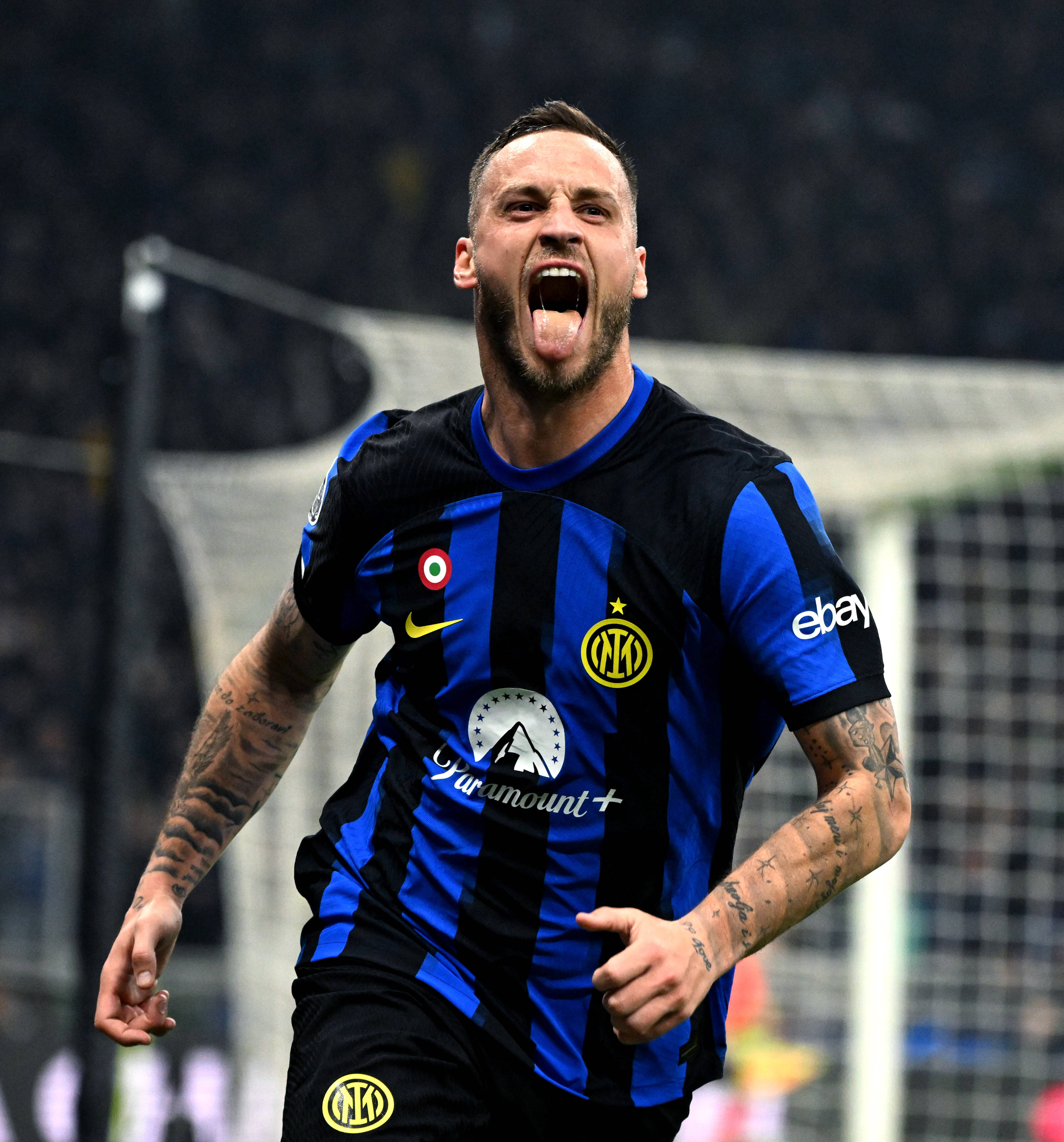 队报：维尼修斯冬窗无意离队，皇马高层仍想和维尼修斯完成续约（队报：维尼修斯不考虑冬窗离队，皇马管理层仍力促续约）