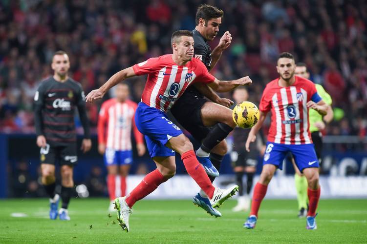 曼联英超14轮1-1战平西汉姆联，近5轮仅胜1场，阿莫林执教遇质疑，防守问题突出。