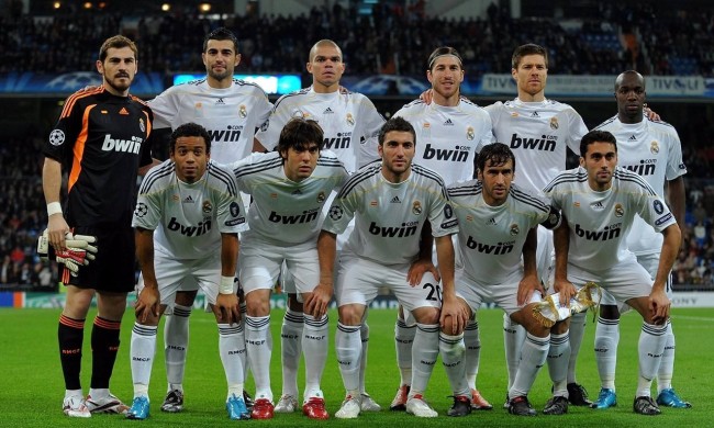 英国女歌手利帕现场观看阿根廷国家德比，并与里克尔梅合影