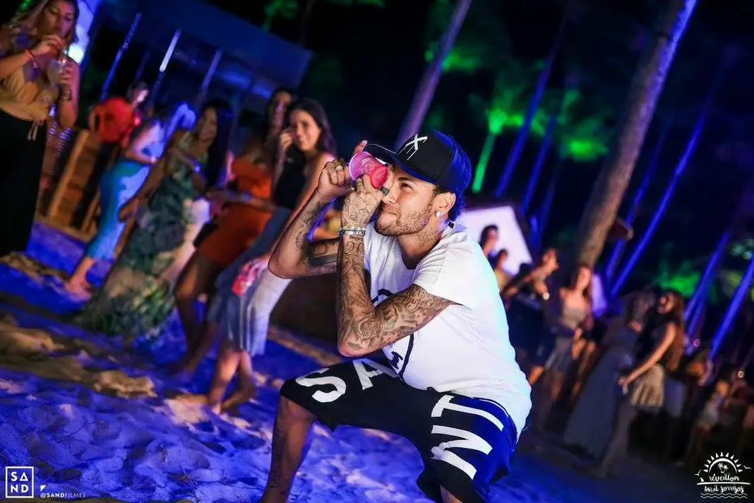 韧性十足！桑德兰让二追三击败伯恩茅斯，追平球队16-17赛季英超总胜场（顽强逆转！桑德兰0-2落后3-2击败伯恩茅斯，追平16／17赛季英超胜场纪录）