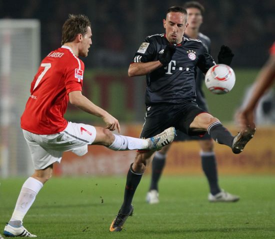 本赛季文班缺阵时马刺战绩为7胜2负，而上赛季则为13胜23负