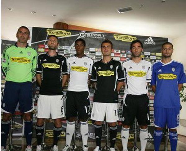 新赛季英超前瞻：红军卫冕难 阿森纳剑指破咒（英超新季前瞻：利物浦卫冕艰难，阿森纳誓破魔咒）